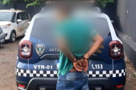 Motorista é preso por embriaguez ao volante após dormir com carro ligado no meio da rua em Jataí