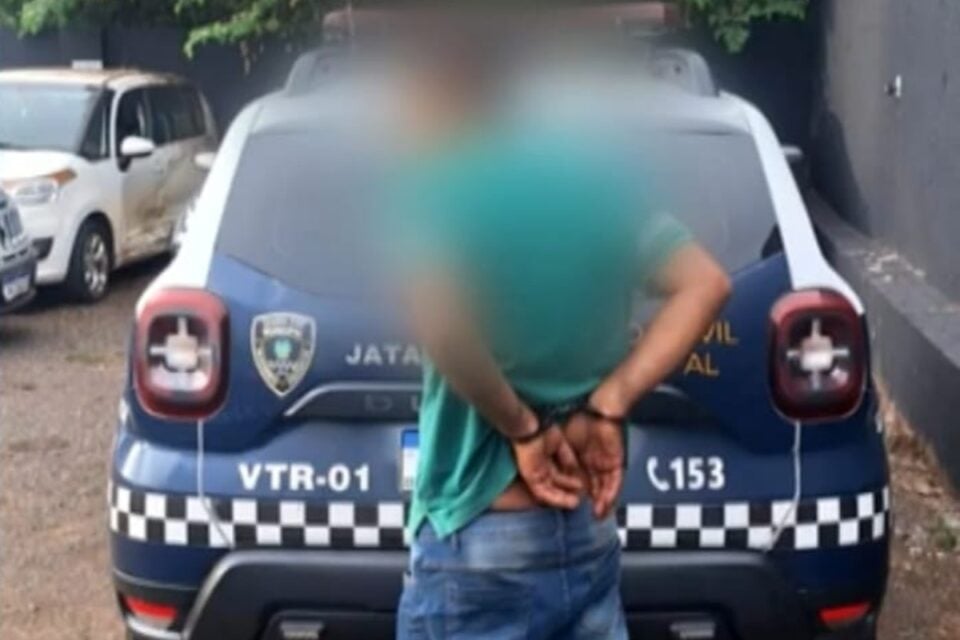 Motorista é preso por embriaguez ao volante após dormir com carro ligado no meio da rua em Jataí