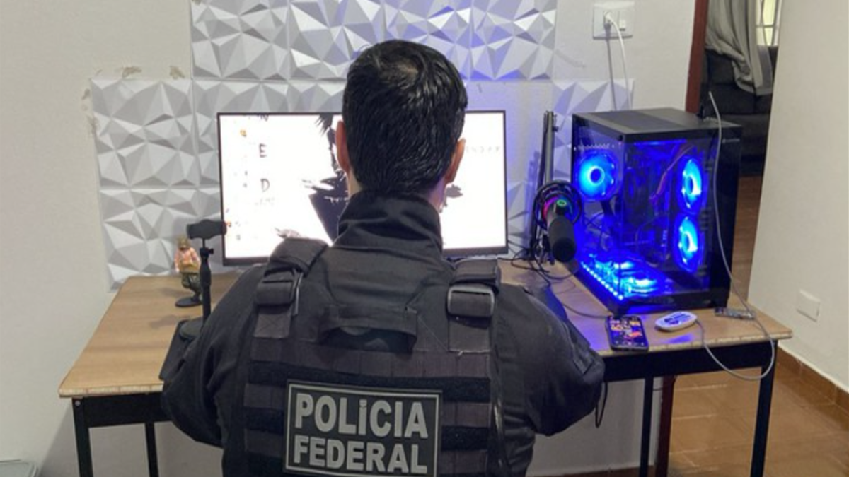 Celulares e computadores foram apreendidos durante a operação (Foto: Divulgação PF)
