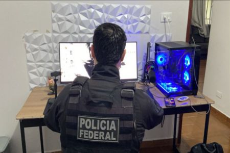 Celulares e computadores foram apreendidos durante a operação (Foto: Divulgação PF)
