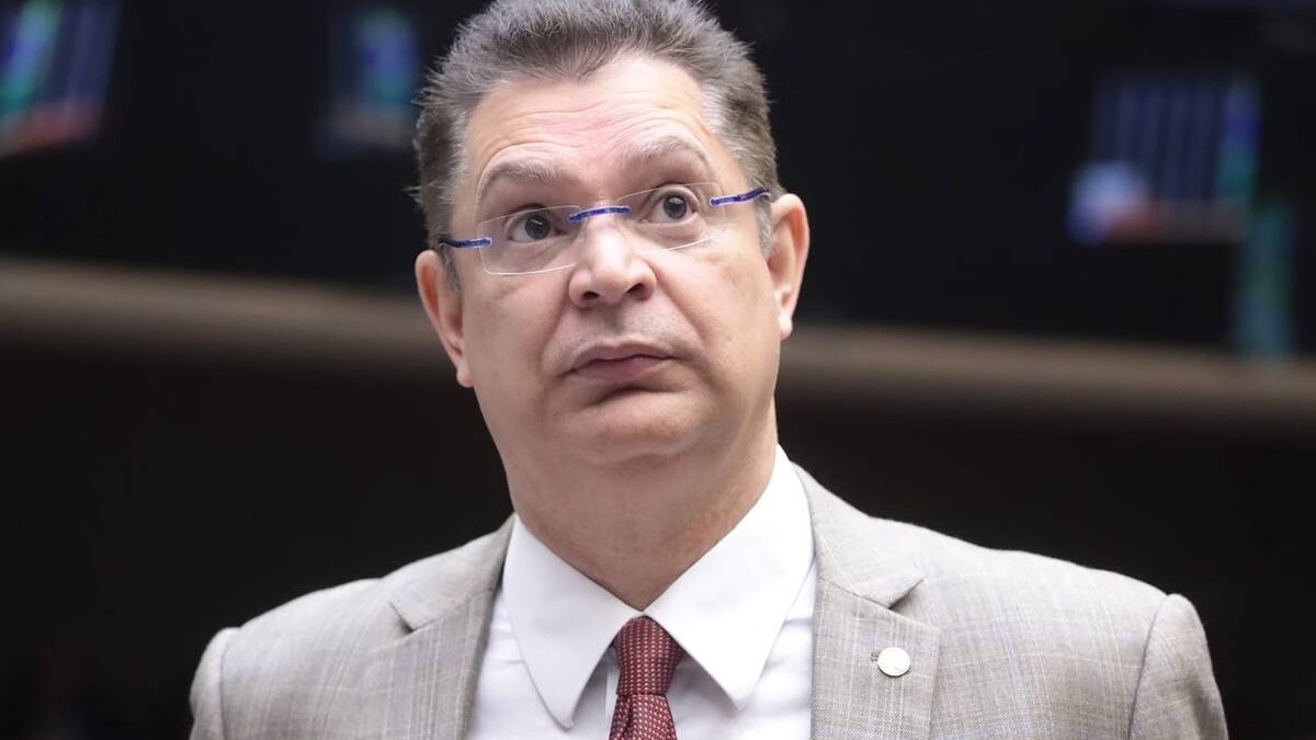 Líder do PL e Gleisi Hoffmann mantêm contato, diz colunista