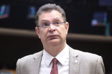 Líder do PL e Gleisi Hoffmann mantêm contato, diz colunista