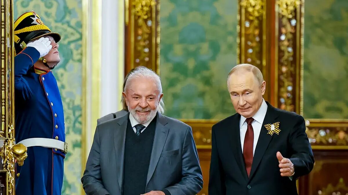 Lula estimula Putin a se reunir com Zelensky pela paz