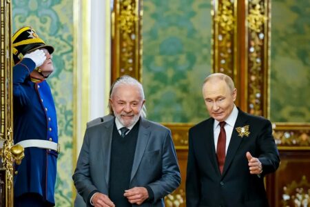 Lula estimula Putin a se reunir com Zelensky pela paz