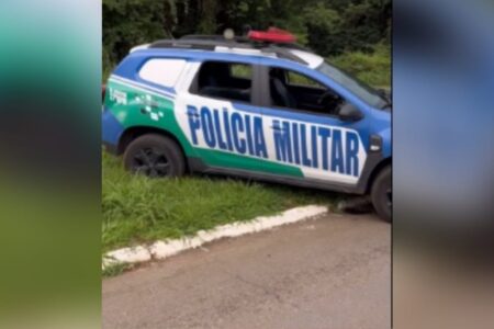 A imagem mostra uma viatura do 27º Batalhão da Polícia Militar (BPM)