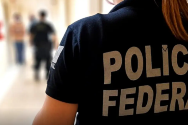 Imagem do uniforme da Polícia Federal