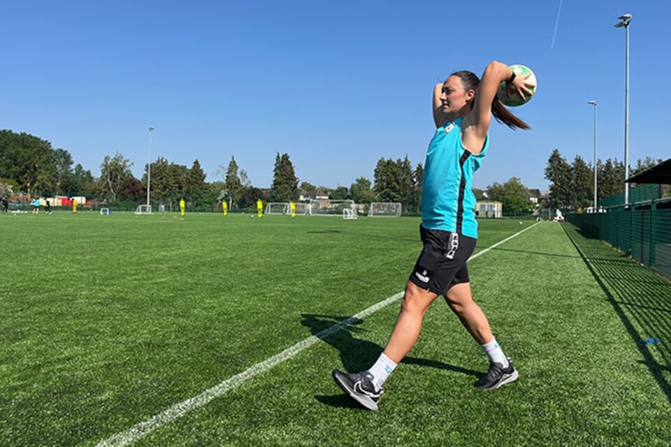 Megan Campbell durante arremesso lateral