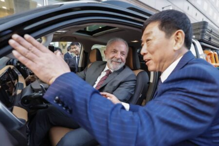 Presidente Lula posa com carros da GWM em Pequim, na China - Ricardo Stuckert/Divulgação PR