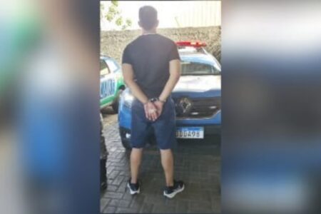 A imagem mostra o suspeito preso