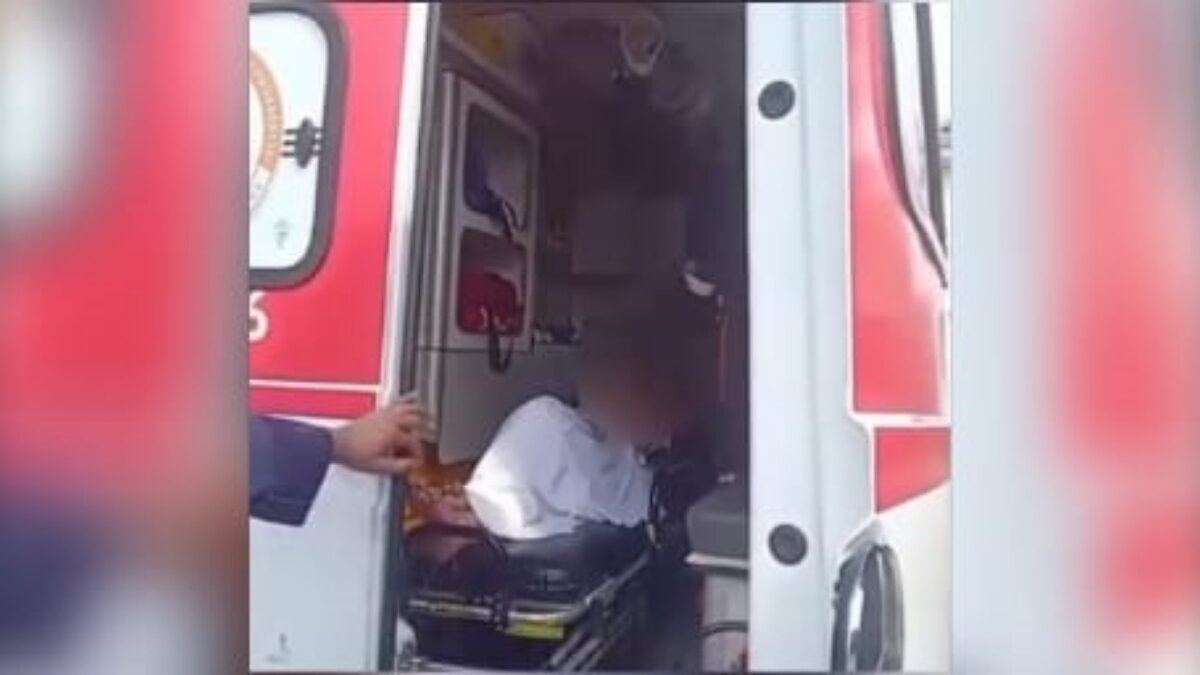 A imagem mostra uma ambulância do SAMU levando a idosa para atendimento médico
