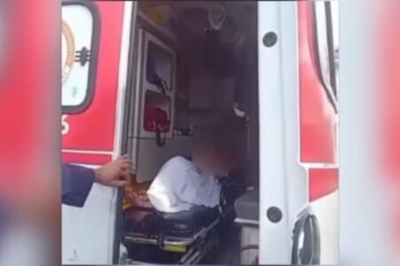 A imagem mostra uma ambulância do SAMU levando a idosa para atendimento médico