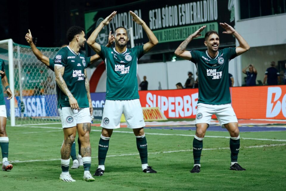 Jogadores do Goiás comemoram gol na Série B
