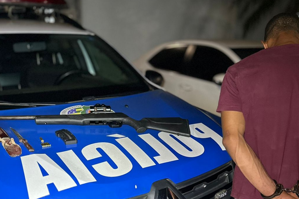 Homem é preso suspeito de agredir e ameaçar esposa de morte com um rifle em Aparecida