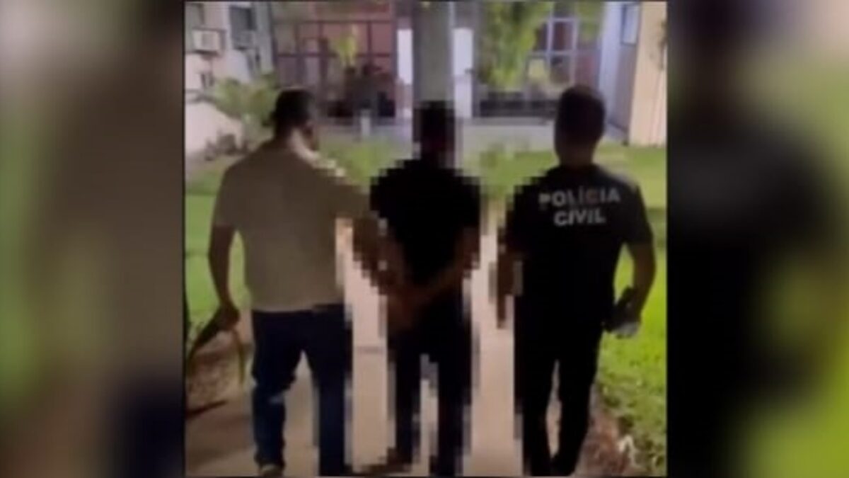 A imagem mostra o homem sendo preso
