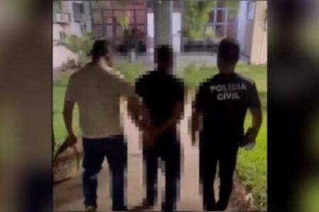 A imagem mostra o homem sendo preso