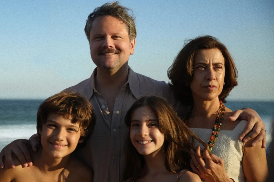 Ainda Estou Aqui entra em lista de melhores filmes The New York Times Filme brasileiro protagonizado por Fernanda Torres levou o Oscar