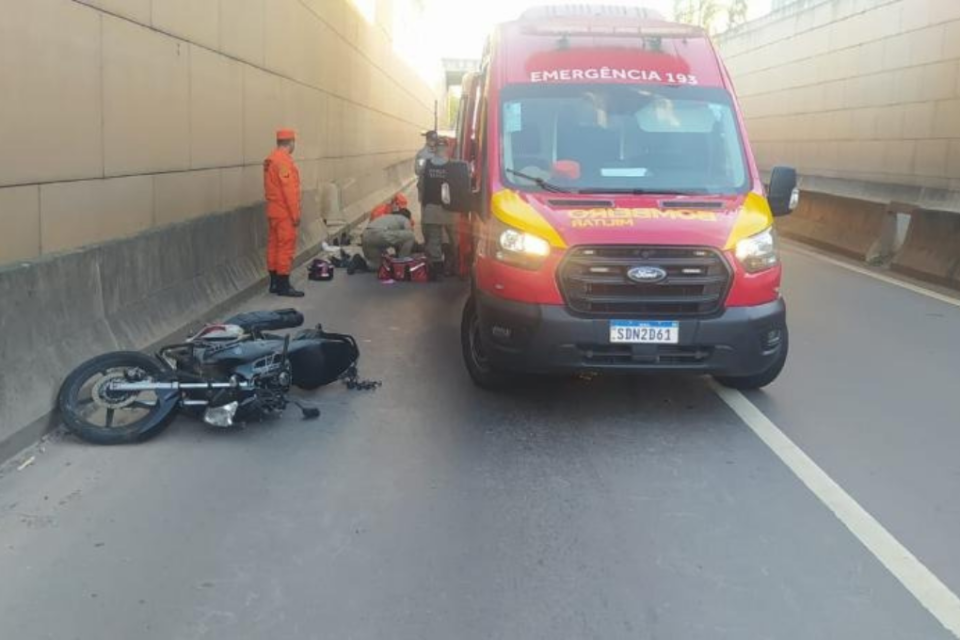 Motociclista morre após se desequilibrar ao passar por cima de pedra que caiu de caminhão na Avenida Perimetral