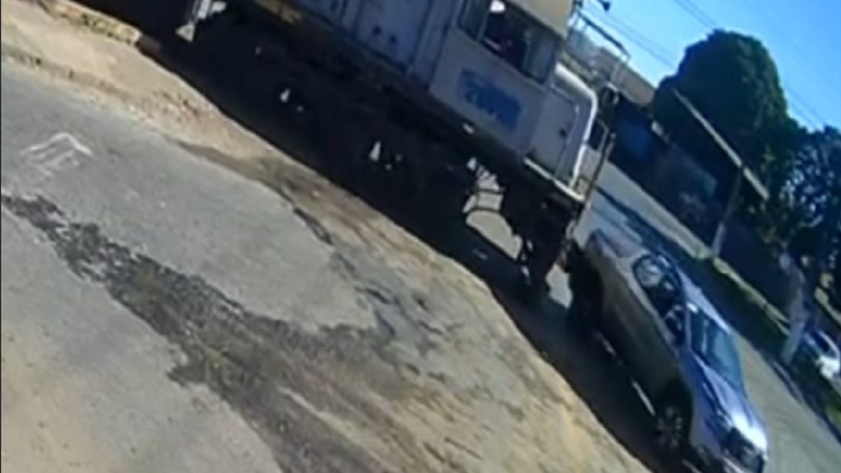 Veículo atingido por locomotiva (Foto: Reprodução)