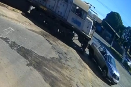 Veículo atingido por locomotiva (Foto: Reprodução)