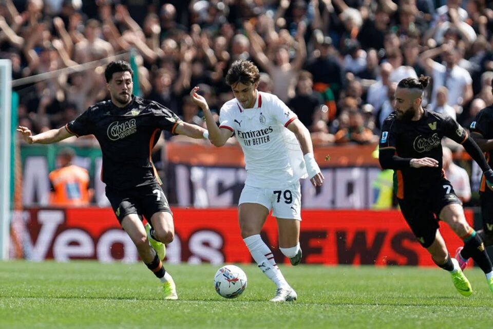 João Félix em partida pelo Milan