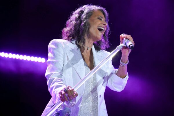 Cantora Simone apresenta novo show em Goiânia
