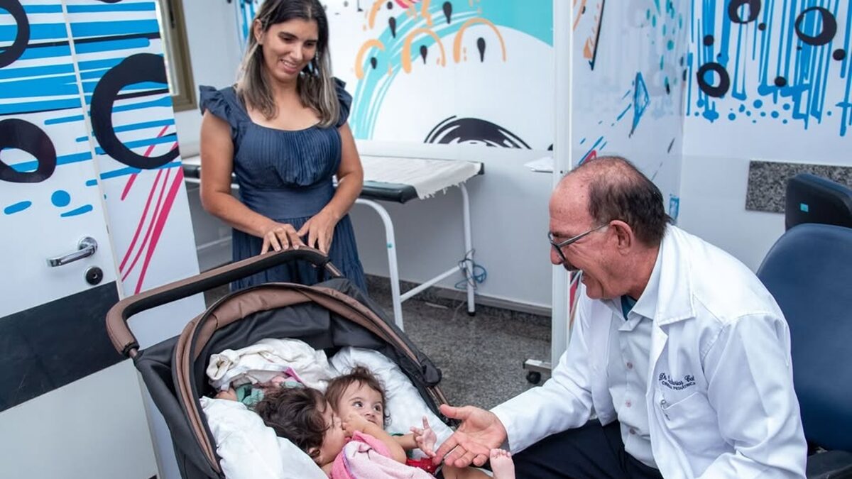 Gêmeas siamesas Kiraz e Aruna são internadas em Goiânia para cirurgia de separação