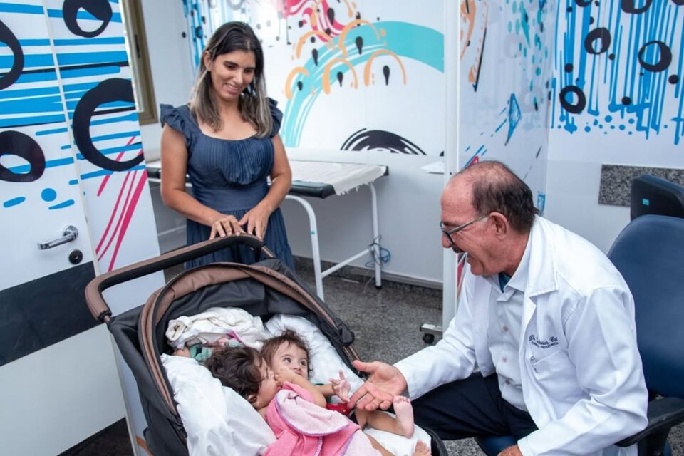 Gêmeas siamesas Kiraz e Aruna são internadas em Goiânia para cirurgia de separação