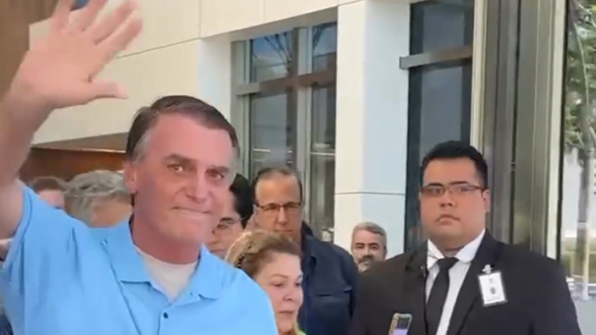 Bolsonaro recebe alta e deixa hospital em Brasília