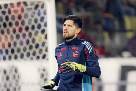 Carro do goleiro Rossi sofre tentativa de assalto com atleta