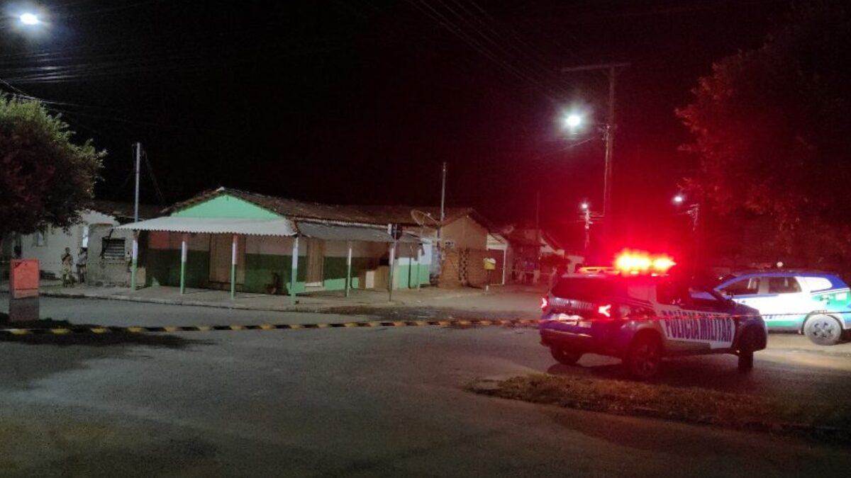 Homem foi morto em frente a um bar localizado no bairro Jardim Primavera, em Goiandira