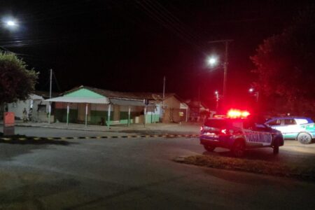 Homem foi morto em frente a um bar localizado no bairro Jardim Primavera, em Goiandira