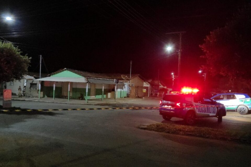 Homem foi morto em frente a um bar localizado no bairro Jardim Primavera, em Goiandira