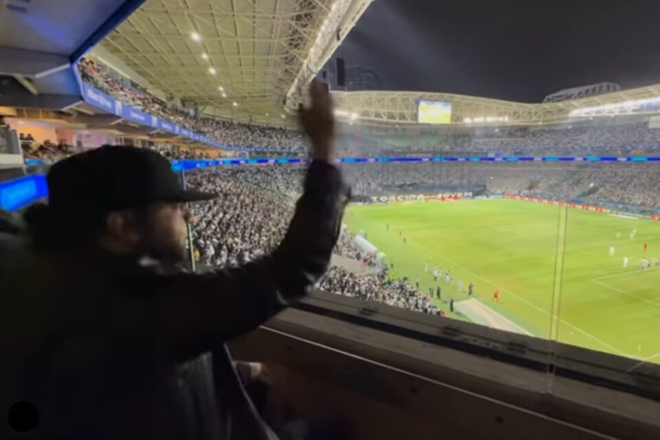 Guitarrista do System of a Down durante jogo do Brasileirão
