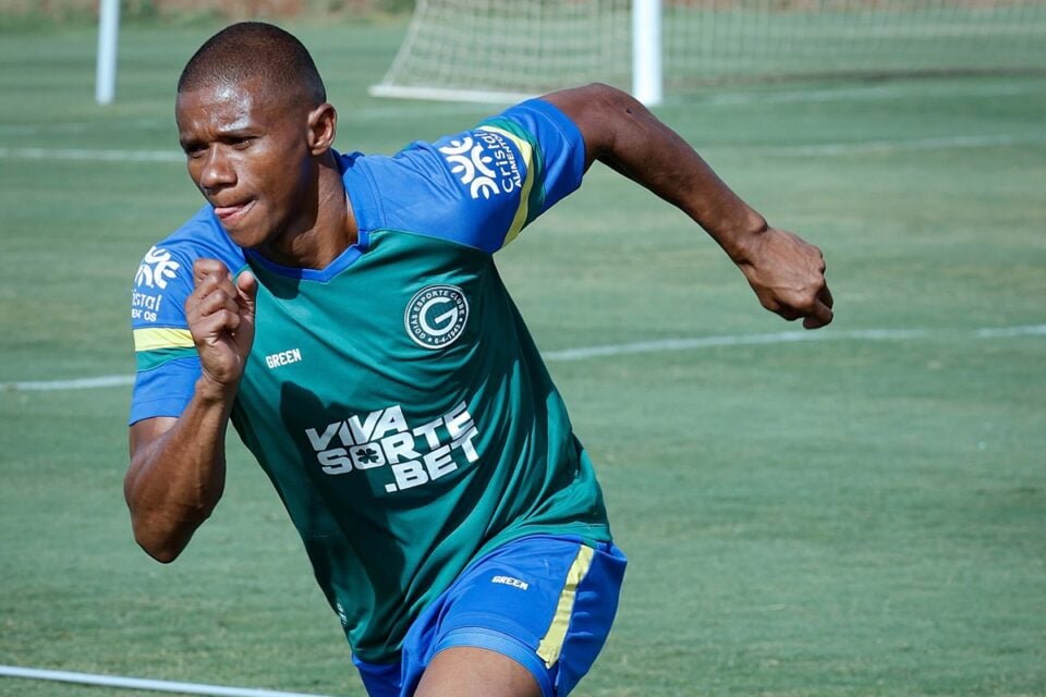 Juninho em treino do Goiás