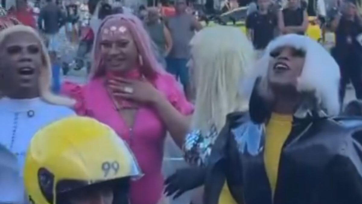 Fãs de Lady Gaga cantam Bad Romance (Foto: Reprodução)