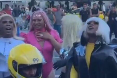 Fãs de Lady Gaga cantam Bad Romance (Foto: Reprodução)