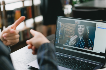 Imagem de duas pessoas em uma aula de libras