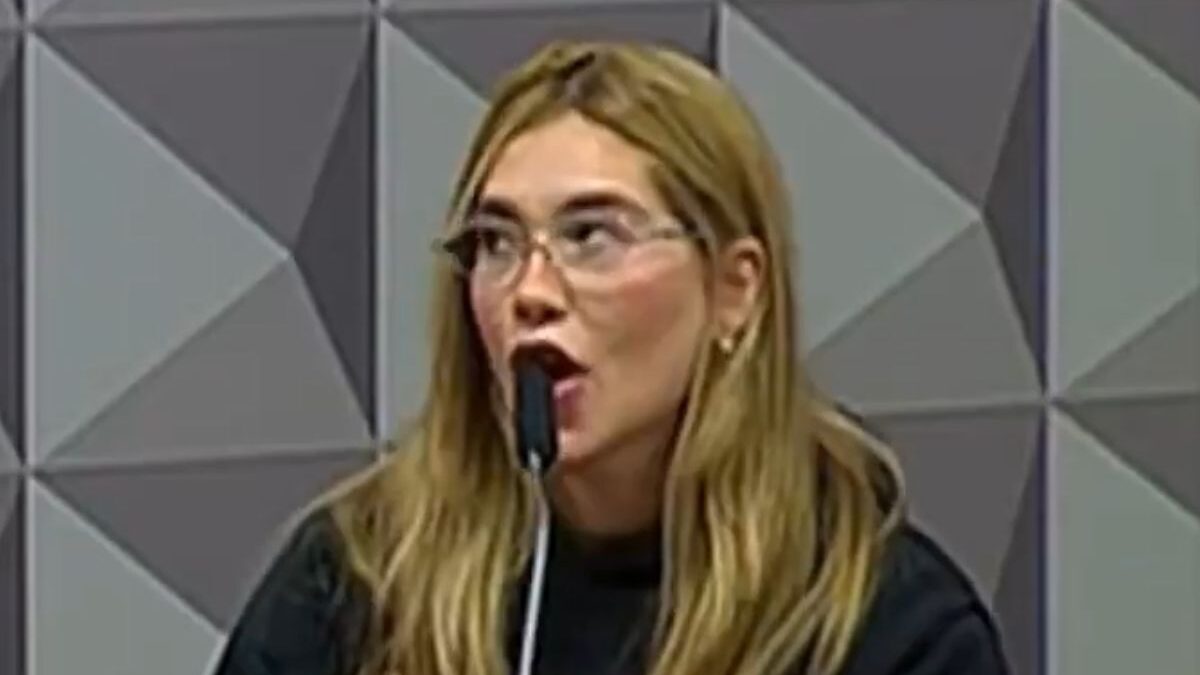No Senado, Virginia confunde microfone com canudo de garrafa Stanley (Foto: Reprodução)