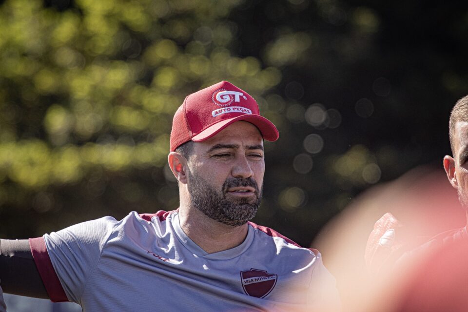 Técnico Rafael Lacerda em treino do Vila Nova