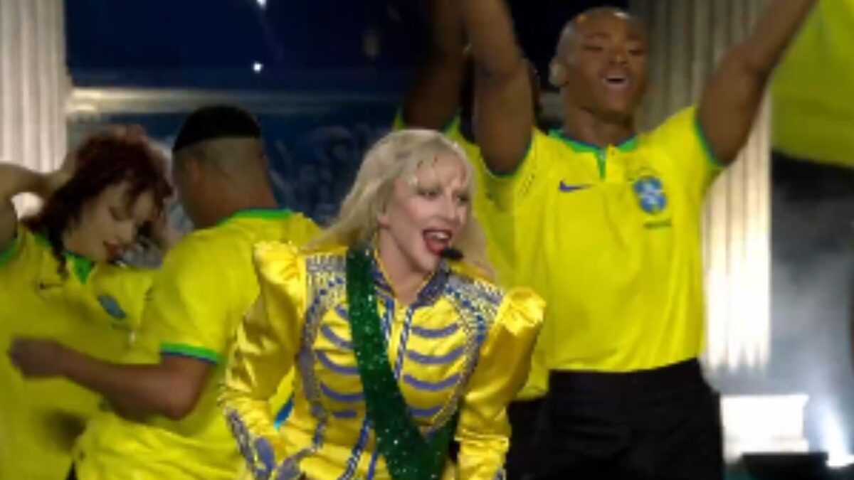 Camisa da seleção, símbolo de bolsonaristas, é ressignificado por Lady Gaga (Foto: Reprodução)