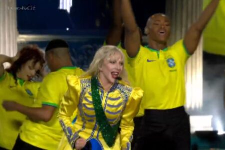 Camisa da seleção, símbolo de bolsonaristas, é ressignificado por Lady Gaga (Foto: Reprodução)