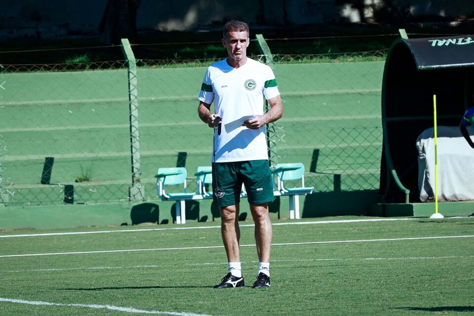Vagner Mancini em treino do Goiás