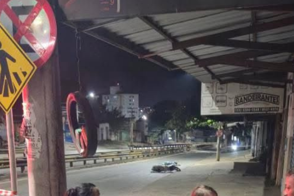 Enfermeira morre após moto ser atingida por carro na Avenida Anhanguera em Goiânia