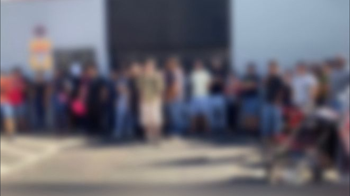 Ex-funcionários reunidos em frente a sede do supermecado (Foto: Reprodução)