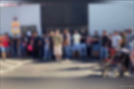 Ex-funcionários reunidos em frente a sede do supermecado (Foto: Reprodução)