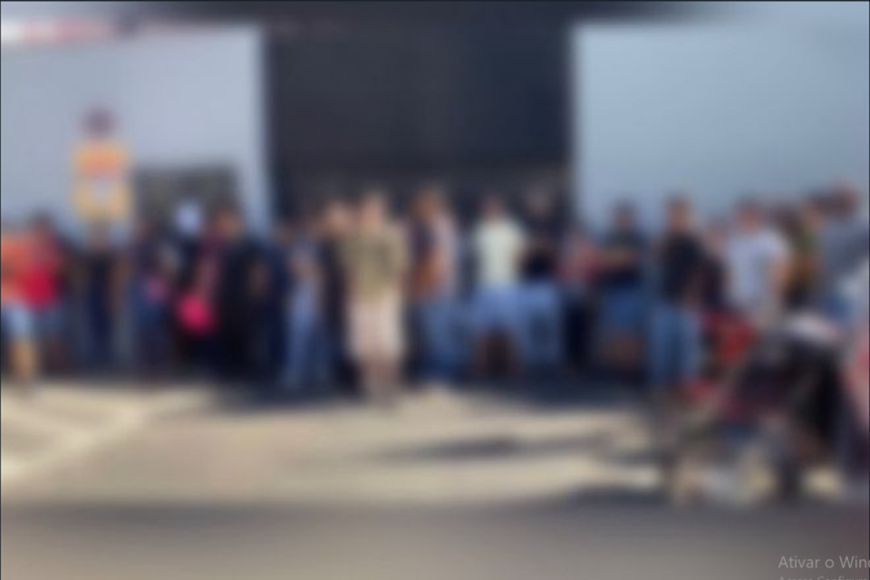 Ex-funcionários reunidos em frente a sede do supermecado (Foto: Reprodução)