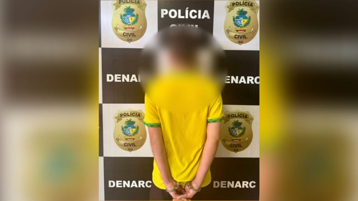 Imagem do homem preso de costas, com a foto borrada