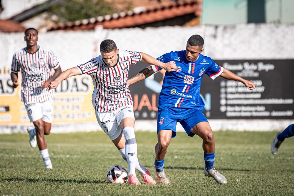 Jogo entre Tupy e Trindade na Divisão de Acesso