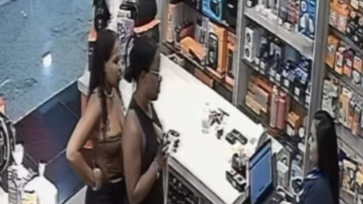Câmera flagra furto de celular em shopping de Luziânia Imagens estão sendo divulgadas pela loja para identificar as autoras do crime