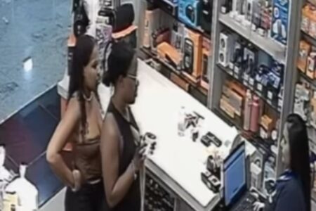 Câmera flagra furto de celular em shopping de Luziânia Imagens estão sendo divulgadas pela loja para identificar as autoras do crime
